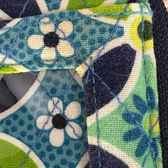 Vera Bradley Blue Daisy Daisy Print Wristlet Wallet Retired Pattern - Picture 8 of 8